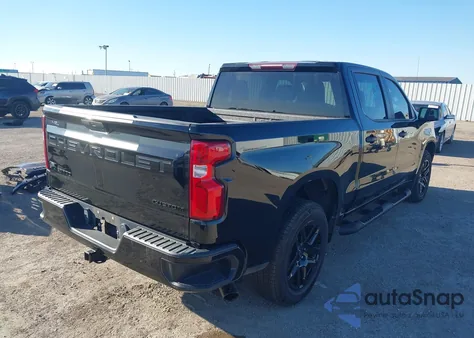 2021 Chevrolet Silverado 1500 2Wd Short Bed Custom z USA, uszkodzony, nr VIN 1GCPWBEK5MZ425234